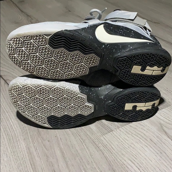 Nike Lebron Reflective Shoes - Picture 6 of 6